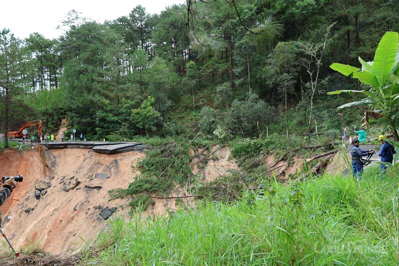 Mặt đường Đèo Mimosa bị "đứt đôi" với chiều dài khoảng 70 m, sâu 40 m