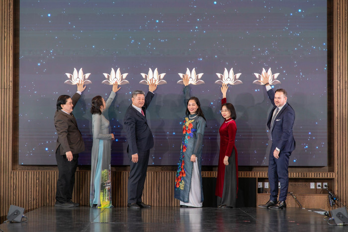 Các đại biểu thực hiện nghi thức công bố đường bay thẳng TP. Hồ Chí Minh - Copenhagen của Vietnam Airlines từ ngày 15/12/2025.