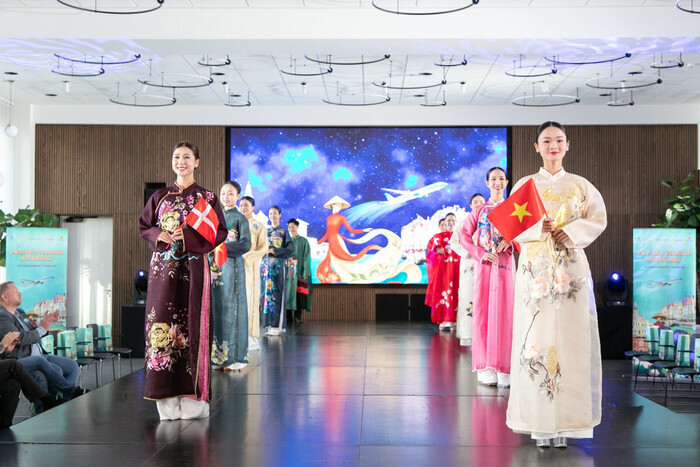 Bộ sưu tập áo dài “Hương sắc bốn mùa” của Nhà thiết kế Vũ Việt Hà – một nghệ sĩ tài hoa luôn theo đuổi những giá trị truyền thống Việt bằng những sáng tạo đương đại đầy tinh tế tại Chương trình Xúc tiến Du lịch Việt Nam – châu Âu.