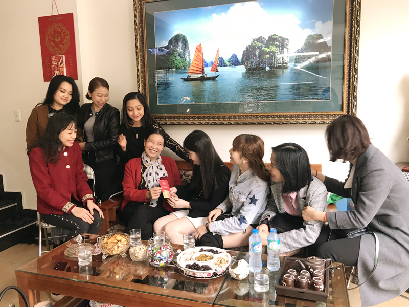 Học trò tri ân thầy cô dịp đầu xuân, thể hiện nét đẹp tôn sư trọng đạo của người Việt.