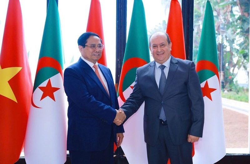 Statsminister Pham Minh Chinh og Algeries statsminister Sifi Ghrieb møtte pressen og kunngjorde at de to landenes oppgradering av bilaterale forbindelser til et strategisk partnerskap. Foto: VGP/Nhat Bac