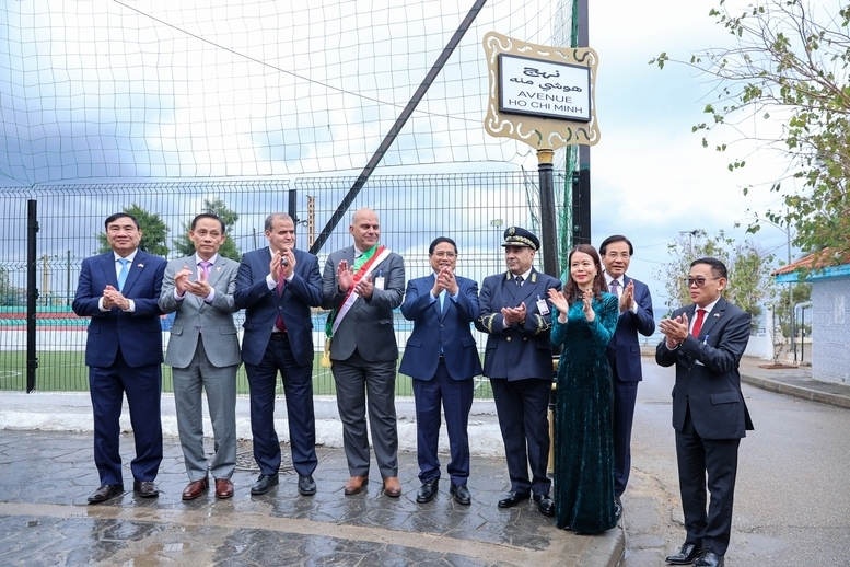 Thủ tướng Phạm Minh Chính và đoàn đại biểu Việt Nam thăm Đại lộ Hồ Chí Minh. Đại lộ Hồ Chí Minh dài 3 km, nằm trên trục Đông - Tây Thủ đô Algiers, là một trong những tuyến đường chính, thu hút đông đảo người qua lại - Ảnh: VGP/Nhật Bắc
