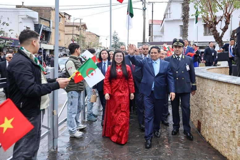 Thủ tướng Phạm Minh Chính cùng Phu nhân và đoàn đại biểu Việt Nam thăm Đại lộ Hồ Chí Minh tại Thủ đô Algiers và khánh thành bia tưởng niệm về thân thế, sự nghiệp Chủ tịch Hồ Chí Minh - Ảnh: VGP/Nhật Bắc