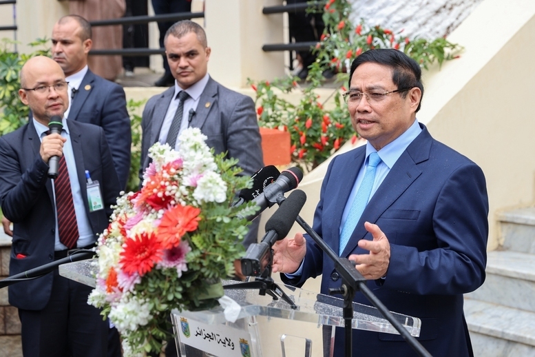 Thủ tướng chúc quan hệ hữu nghị, tình cảm anh em giữa hai đất nước, hai dân tộc, nhân dân hai nước mãi mãi xanh tươi, đời đời bền vững - Ảnh: VGP/Nhật Bắc