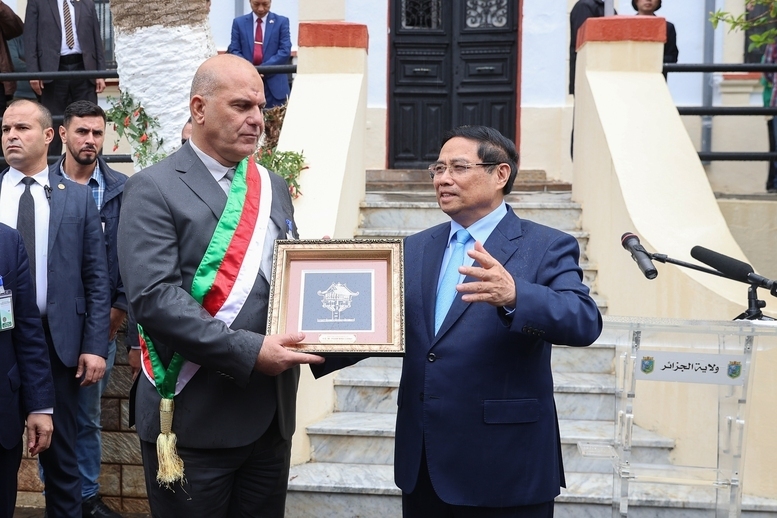 Thủ tướng tặng quà lưu niệm cho đại diện lãnh đạo Algeria - Ảnh: VGP/Nhật Bắc