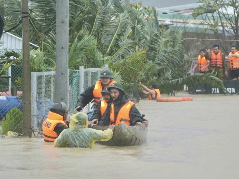 Lực lượng vũ trang được huy động tối đa để đảm bảo an toàn cho người dân.