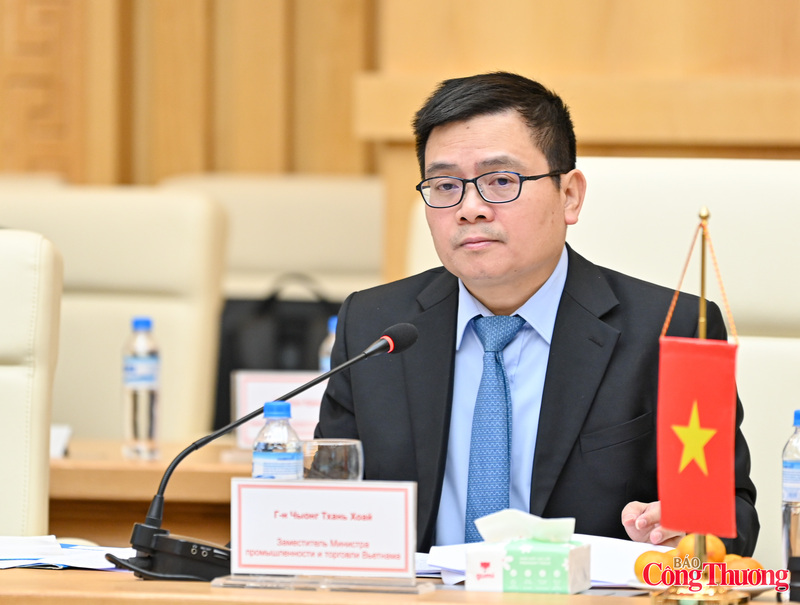 Thứ trưởng Bộ Công Thương Trương Thanh Hoài đồng chủ trì phiên họp.