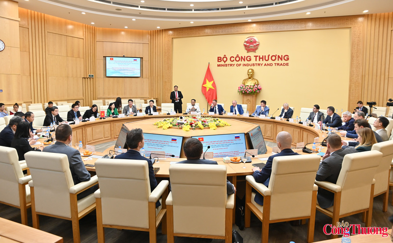 Thứ trưởng Trương Thanh Hoài hy vọng Phiên họp Tiểu ban hợp tác về công nghiệp lần thứ 14 sẽ đạt được nhiều thỏa thuận quan trọng trong các lĩnh vực sản xuất phương tiện vận tải, công nghiệp đường sắt, cơ khí chế tạo, dược phẩm và thiết bị y tế, khai khoáng, hóa chất, luyện kim...