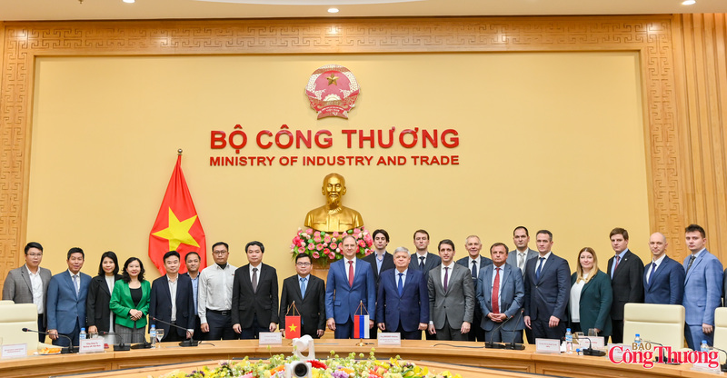 Thứ trưởng Bộ Công Thương Trương Thanh Hoài và Thứ trưởng Bộ Công Thương Liên bang Nga Alexey Vladimirovich Gruzdev chụp ảnh chung với các đại biểu sau phiên họp.