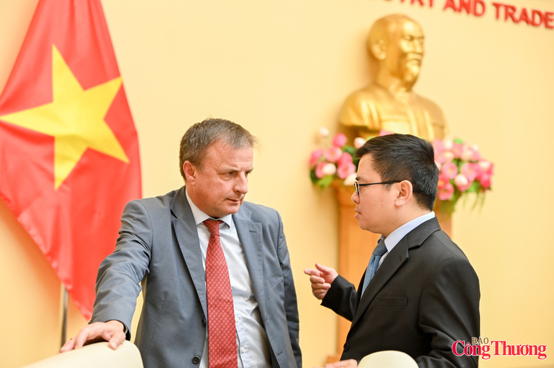 Thứ trưởng Bộ Công Thương Trương Thanh Hoài trao đổi với các đại biểu, doanh nghiệp phía Liên bang Nga.