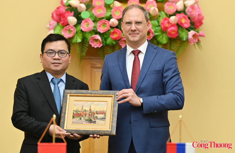 Thứ trưởng Bộ Công Thương Trương Thanh Hoài và Thứ trưởng Bộ Công Thương Liên bang Nga Alexey Vladimirovich Gruzdev.