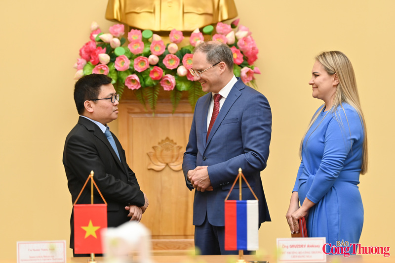 Hai nhà lãnh đạo trao đổi, thảo luận nhiều nội dung bên lề phiên họp.