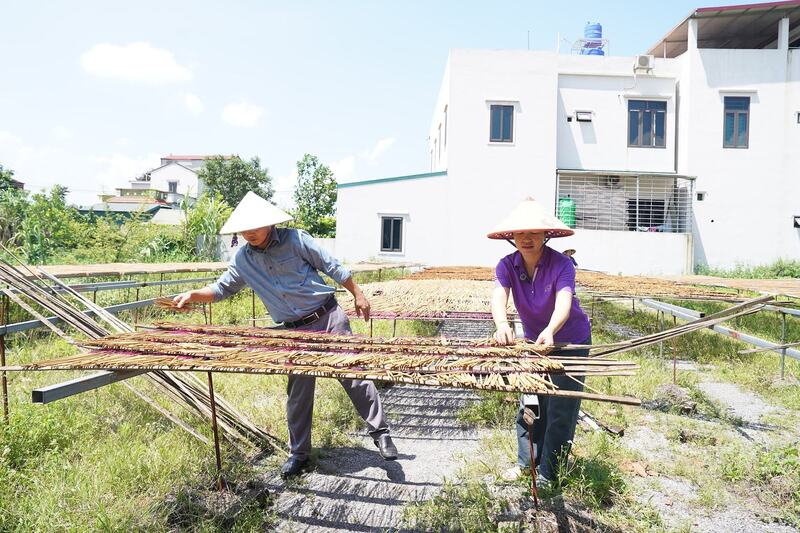 Sản xuất hương truyền thống Văn Trai, xã Phượng Dực, TP. Hà Nội. Ảnh: H.H