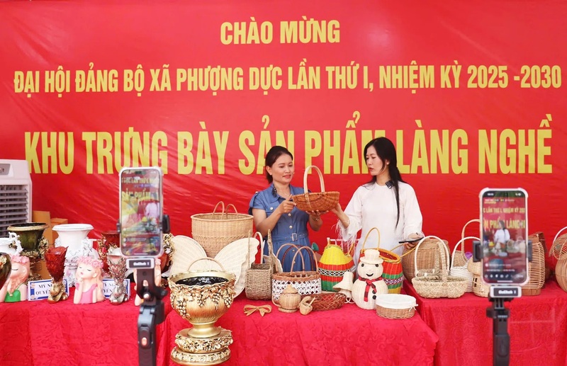 Xã Phượng Dực thường xuyên tổ chức các lớp livestream bán hàng trực tuyến cho các hộ làng nghề với sự hỗ trợ của nhiều KOC, KOD, CEO nổi tiếng. Ảnh: Hữu Hải