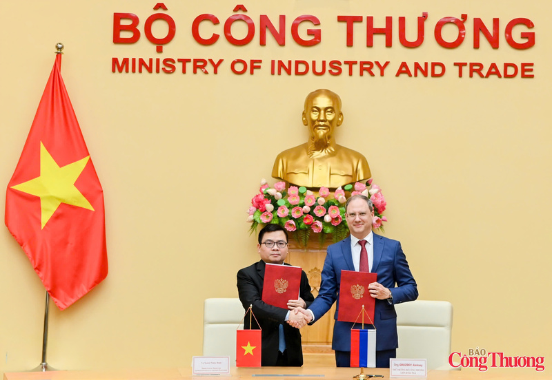 Thứ trưởng Trương Thanh Hoài và Thứ trưởng Alexey Vladimirovich Gruzdev đã thay mặt Bộ Công Thương Việt Nam và Liên bang Nga ký Bản ghi nhớ giữa Bộ Công Thương hai nước về hợp tác nghiên cứu khoa học, phát triển công nghệ và đổi mới sáng tạo trong lĩnh vực công nghiệp. Ảnh: Nam Nguyễn