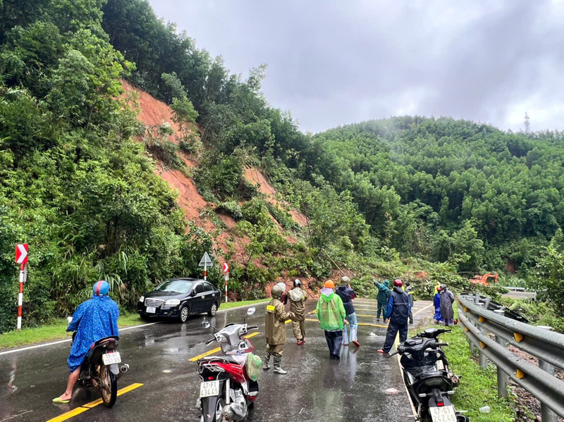 Đèo Phượng Hoàng bị sạt lở đất. Ảnh: CACC