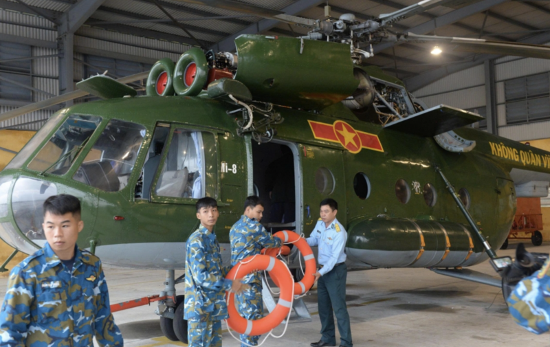 Trực thăng Trung đoàn Không quân 930, thuộc Sư đoàn Không quân 372 sẵn sàng làm nhiệm vụ. Ảnh: Vân Anh