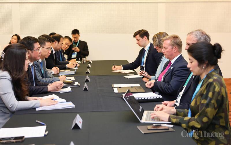 Hai Bộ trưởng dành thời gian trao đổi các vấn đề hai bên cùng quan tâm.