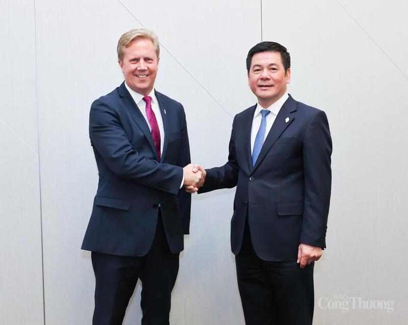 Bộ trưởng Bộ Công Thương Việt Nam Nguyễn Hồng Diên và Bộ trưởng Bộ Thương mại New Zealand Todd McClay.