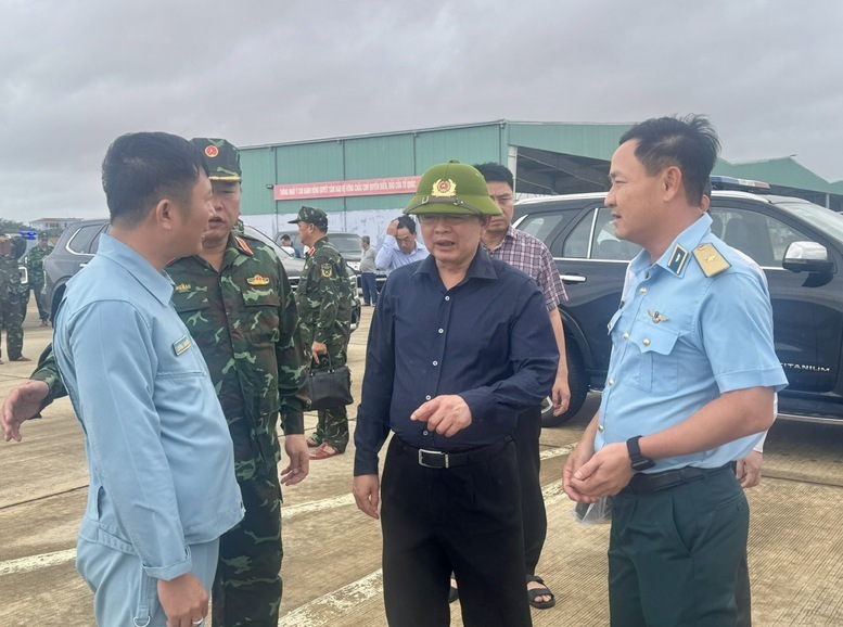 Phó Thủ tướng chỉ đạo tập trung ứng phó mưa lũ, huy động tối đa lực lượng, phương tiện khẩn trương di dời, sơ tán nhân dân, đặt nhiệm vụ bảo đảm an toàn tính mạng cho nhân dân lên trên hết, trước hết - Ảnh: VGP/Gia Huy