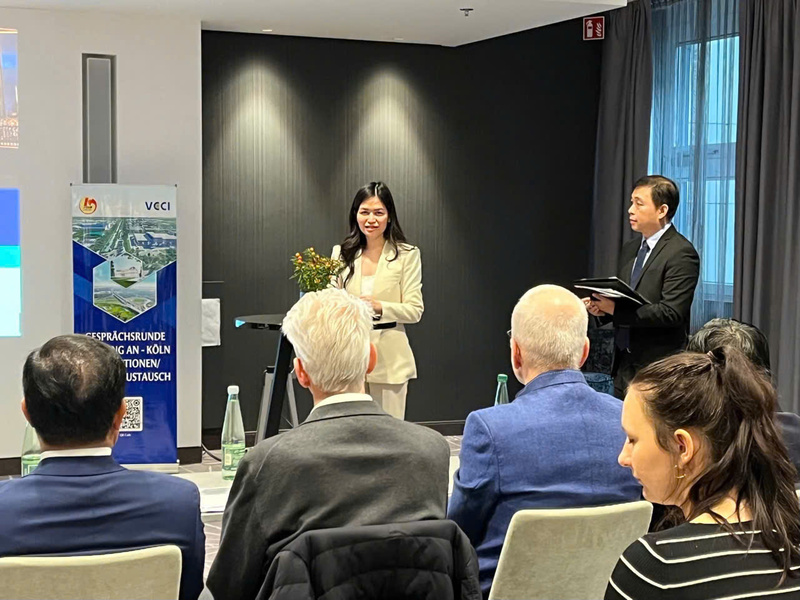 Bà Đặng Thị Thanh Phương - Tham tán Thương mại tại CHLB Đức chia sẻ về vai trò, tầm quan trọng của EVFTA trong việc giúp doanh nghiệp đa dạng hóa thị trường xuất khẩu. Ảnh: NVCC