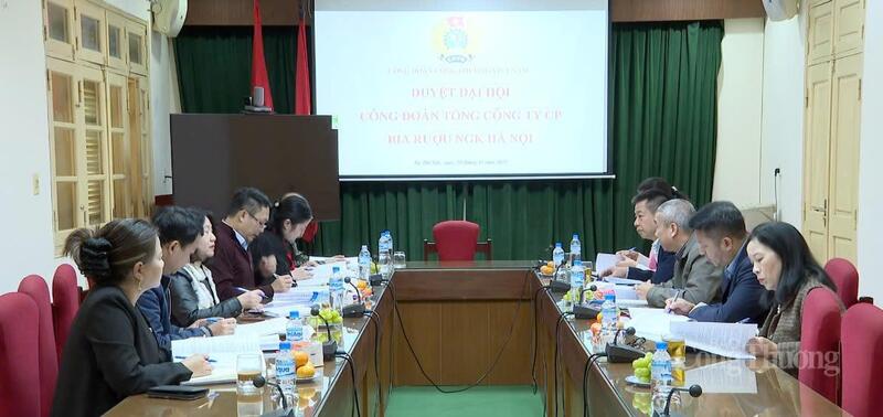 Các đại biểu tham gia cuộc họp duyệt kế hoạch đại hội Công đoàn. Ảnh: Quốc Chuyển