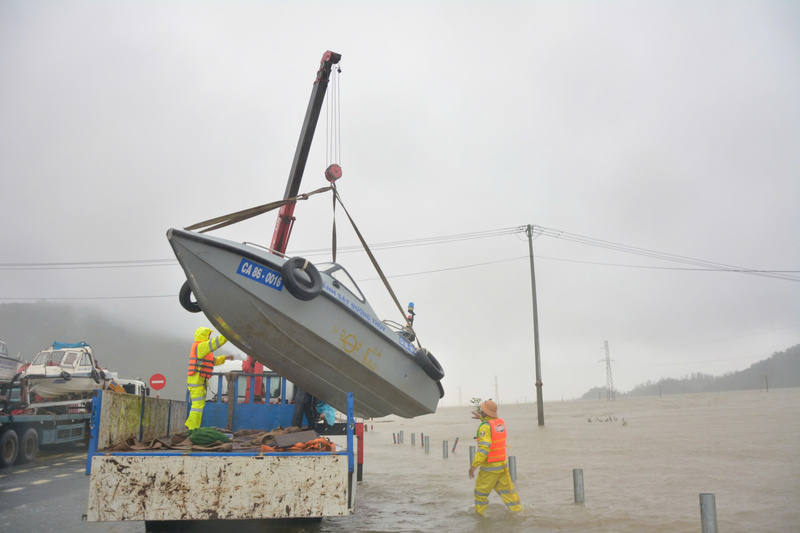 3 chiếc cano được Công an tỉnh Lâm Đồng huy động đến vùng lũ tỉnh Đắk Lắk.