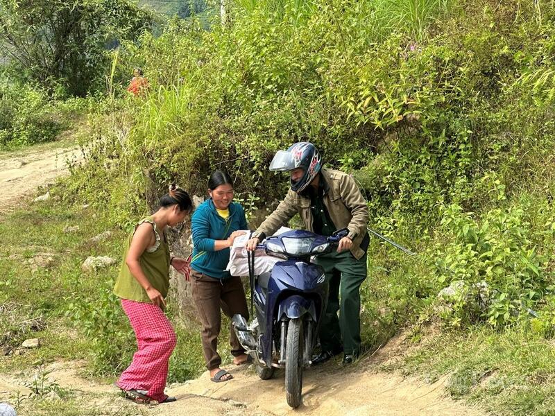 Bộ đội Biên phòng Sì Lờ Lầu luôn đồng hành, giúp dân từ những khó khăn thường nhật.