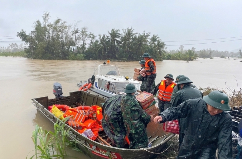 Công tác cứu hộ, cứu nạn được triển khai khẩn cấp ở các địa bàn ngập lụt - Ảnh: Báo Đắk Lắk