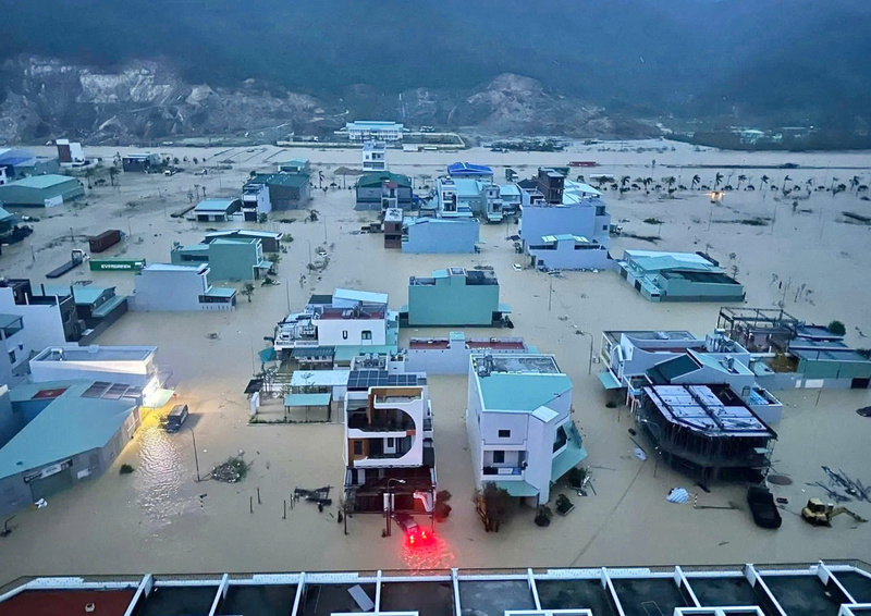 Mưa lũ làm 19.200 nhà dân bị ngập. Ảnh: Hiền Mai