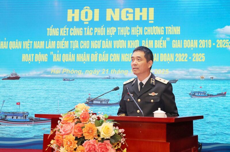 Phó Đô đốc Nguyễn An Phong, Chính ủy Hải quân phát biểu tại hội nghị. Ảnh: HQ