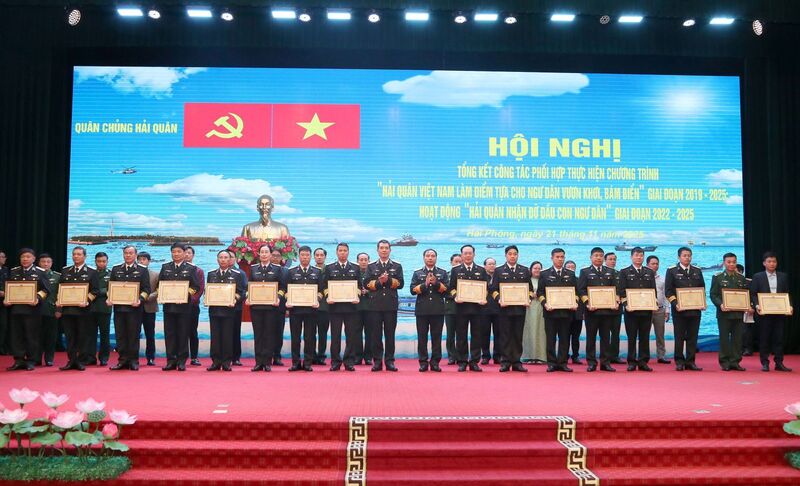 Thủ trưởng Bộ Tư lệnh Hải quân trao thưởng cho các tập thể, cá nhân tiêu biểu xuất sắc trong thực hiện chương trình, hoạt động. Ảnh: HQ