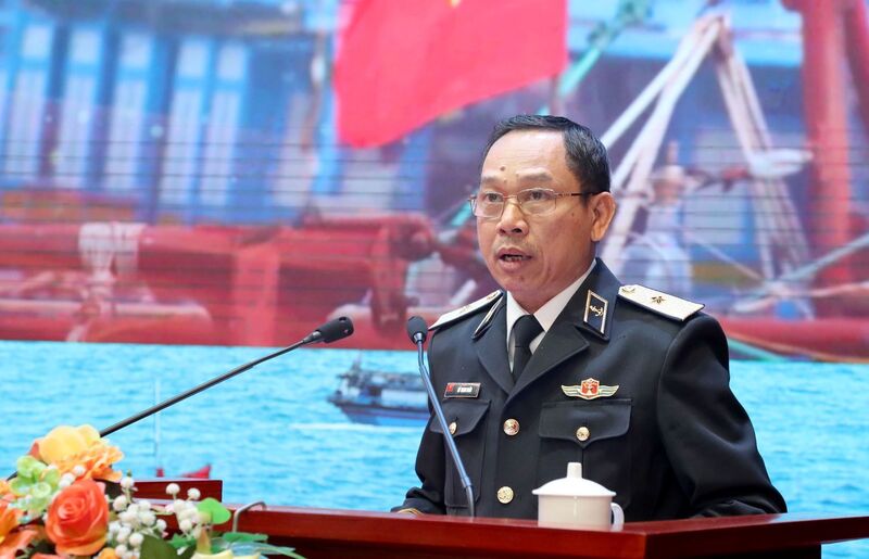 Chuẩn Đô đốc Hồ Thanh Hoàn, Phó Chủ nhiệm Chính trị Hải quan trình bày báo cáo tại hội nghị. Ảnh: QH