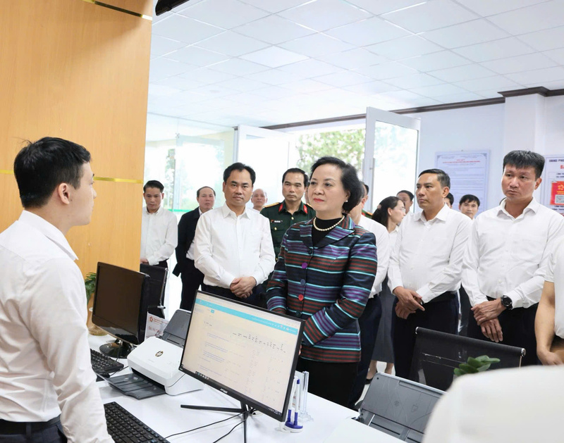 Phó Thủ tướng Phạm Thị Thanh Trà kiểm tra hoạt động của Trung tâm Phục vụ hành chính công phường Cam Đường, tỉnh Lào Cai - Ảnh: VGP/Thu Giang