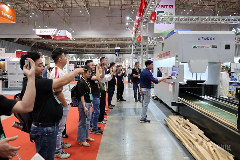 Tại triển lãm, đã có hàng nghìn cuộc tiếp xúc, giao dịch trực tiếp giữa các doanh nghiệp Việt Nam với các nhà mua hàng, giới đầu tư trong và ngoài nước.