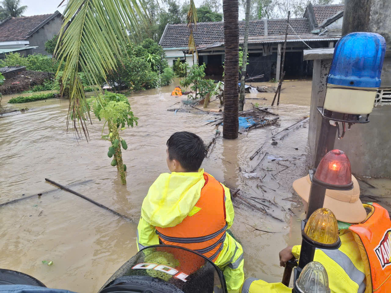 Cán bộ chiến sĩ Công an tỉnh Lâm Đồng dùng cano chuyên dụng vượt dòng nước xiết tiếp cận khu vực ngập sâu ở Đắk Lắk, hỗ trợ đưa người dân ra khỏi vùng nguy hiểm trong đợt mưa lũ kéo dài.