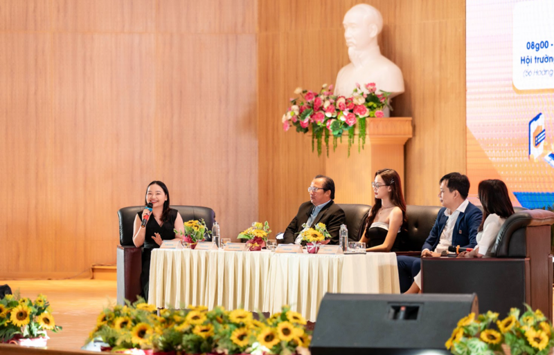 Các đại diện Home Credit tham gia chia sẻ trong chuỗi hoạt động University Tour 2025.