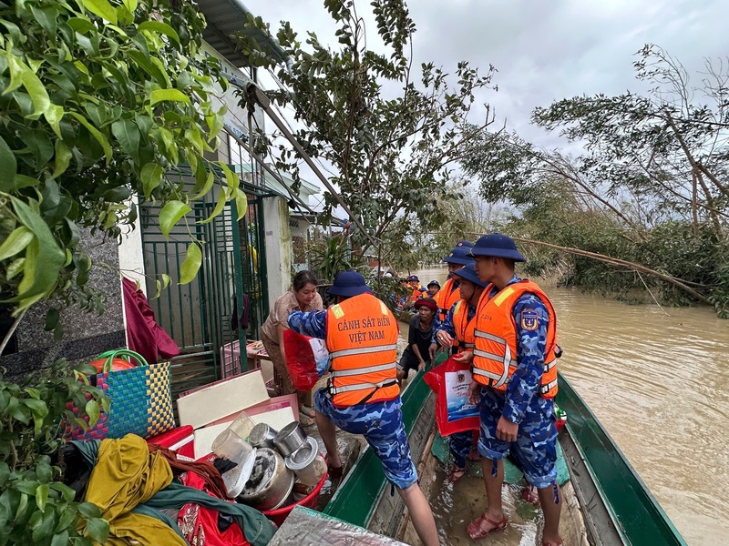 Đoàn công tác thăm, tặng quà hỗ trợ các gia đình bị thiệt hại nặng do ngập lụt ở xã Tuy Phước
