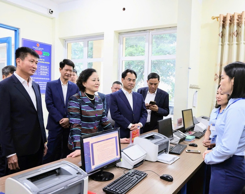 Phó Thủ tướng Chính phủ Phạm Thị Thanh Trà kiểm tra hoạt động của Trung tâm Phục vụ hành chính công xã Mường Khương, tỉnh Lào Cai - Ảnh: VGP/Thu Giang