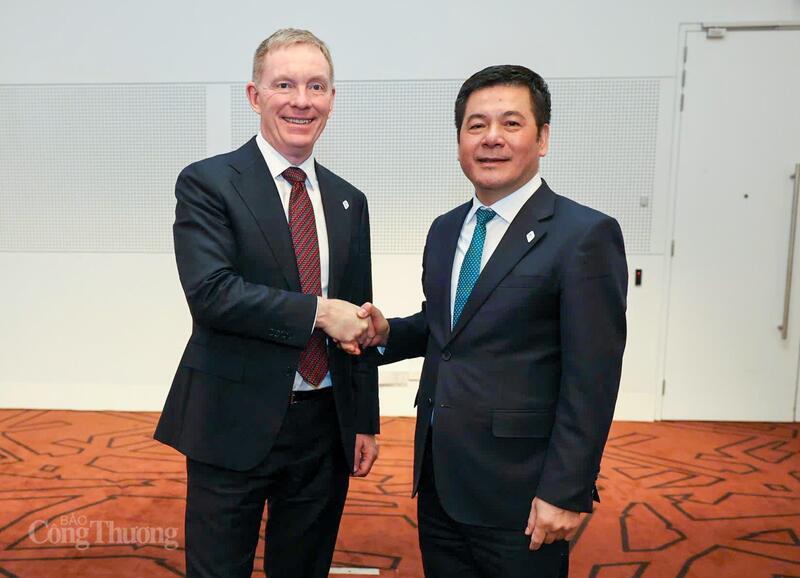 Bộ trưởng Bộ Công Thương Việt Nam Nguyễn Hồng Diên và ông Chris Bryant, Quốc vụ khanh phụ trách thương mại Vương quốc Anh. Ảnh: Nguyên Minh
