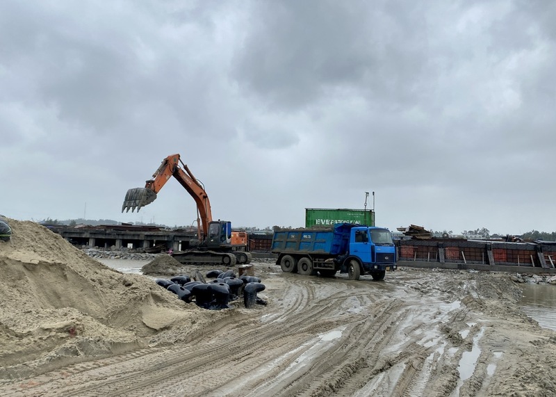 Nỗ lực triển khai thi công dự án dù thời tiết mưa lớn. Ảnh: Quảng Phú