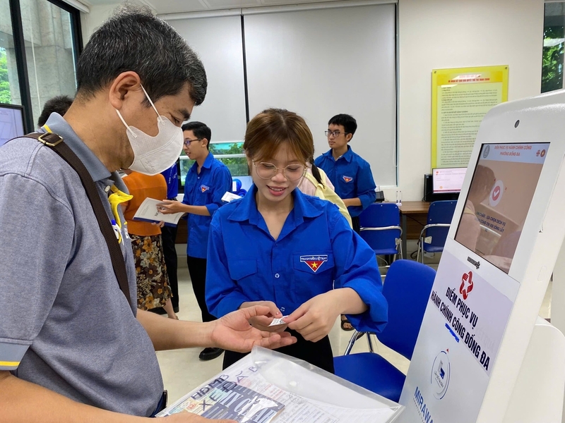 Đoàn thanh niên Hà Nội hỗ trợ người dân qua phong trào "Bình dân học vụ số". Ảnh: Mộc Miên