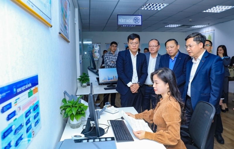 Mô hình số hóa tại Trung tâm Phục vụ hành chính công của thành phố Hà Nội. Ảnh: Quang Trung.