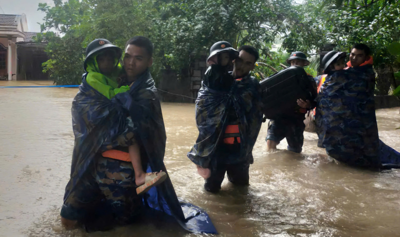Cán bộ chiến sĩ Vùng 4 Hải quân hỗ trợ nhân dân tại thôn Cửu Lợi 3, xã Cam Lâm, tỉnh Khánh Hòa. Ảnh: Minh Châu
