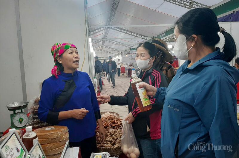 Dna Dang Thi Minh, din Cao Bang, aduce specialități locale pentru a le prezenta direct consumatorilor din suburbiile orașului Hanoi. Foto: N.H.