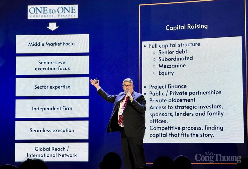 Dhr. Brian Langenber - bedrijfsadviseur en macro-economisch analist (M&A-adviesbureau ONEtoONE). Foto: Dieu Anh