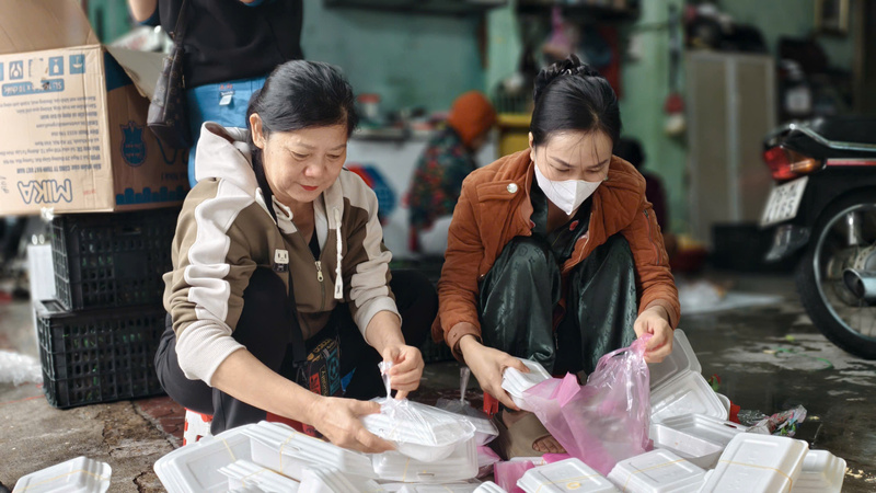 Mỗi người một tay phụ giúp nhau để công việc được nhanh hơn