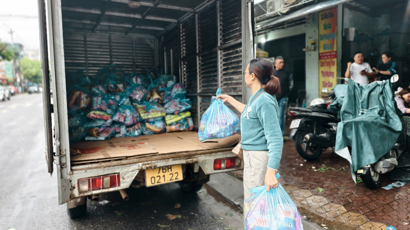 Trong 2 ngày qua đã có hơn 10 chuyến hàng được vận chuyển vào vùng lũ