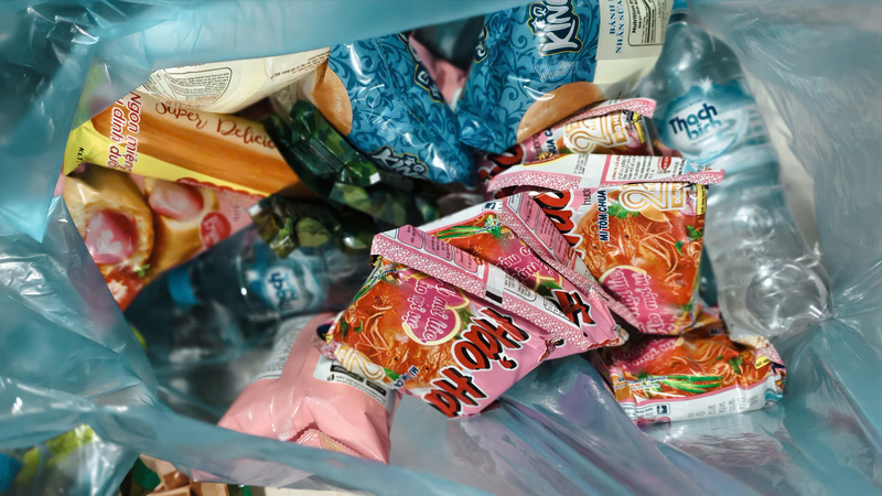 Mì tôm, bánh ngọt, lương khô… được gói lại gọn gàng thành từng phần