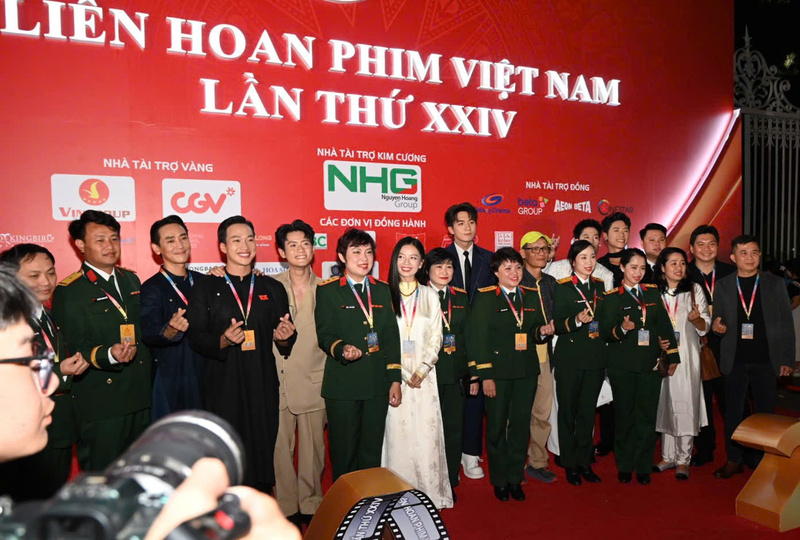 Đoàn phim "Mưa đỏ" tham dự Liên hoan phim Việt Nam 2025. Ảnh: Bộ Văn hóa, Thể thao và Du lịch